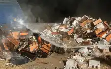 تدهور شاحنة محملة باstrongلبstrongطاريات واشتعال حمولتها