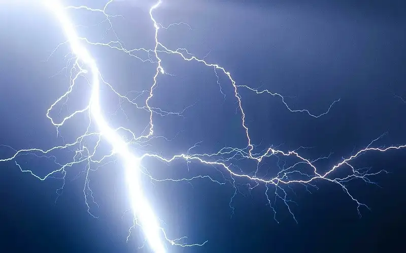 صحيفة نيسان ـ صاعقة رعدية تضرب محولا كهربائيا في