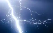 صاعقة رعدية تضرب محولا كهربائيا في
