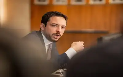 الحكومة تحدد المركبات المسموح لها بتقديم
