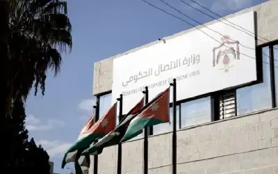 عروسان اختلفا على (شكل قالب الحلوى)..