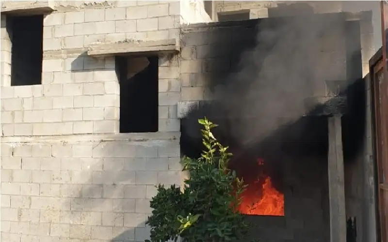 إصابة فتى وإحراق مسجد ومركبة ومهاجمة
