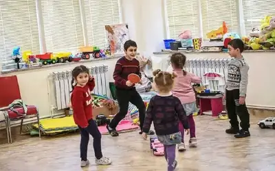 بالصور: تريلا محملة بالإسمنت تنفصل عن