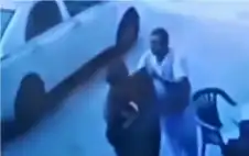 منوعات ـ مصري يخلع جلبابه لستر فتاة عارية