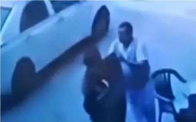 منوعات ـ مصري يخلع جلبابه لستر فتاة عارية