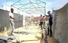 غstrongزيstrongون يعيدون تدوير حديد الأنقاض لتدعيم