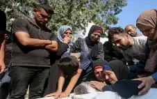 شهيد ومصابون في قصف الاحتلال تجمعا