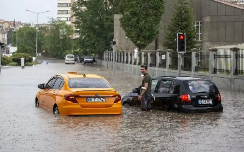 خمسة قتلى جراء الأمطار الغزيرة في