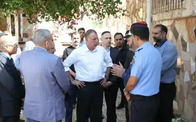 صورة عفوية لنشامى الدرك مع سيدة