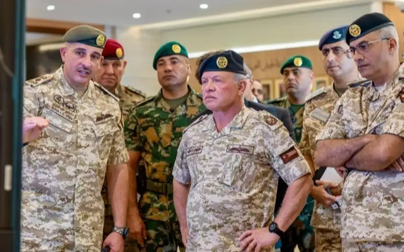 صحيفة نيسان ـ الملك يزور القيادة العامة للقوات المسلحة