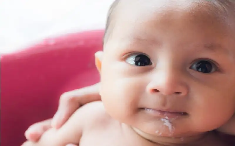 يعاني رضيعك من الترجيع المستمر؟ إليك