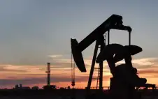 النفط يرتفع بعد أن أمرت الولايات