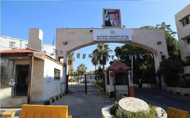 التربية تعلن عدم معادلة الشهادات الصادرة