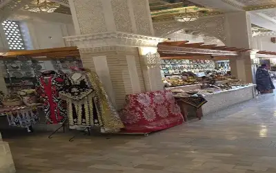 محل تجاري يعرض خضارا مجانية للعائلات