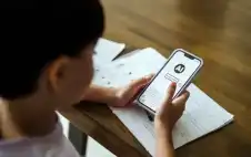 استطلاع صادم .. الأطفال يستخدمون الذكاء