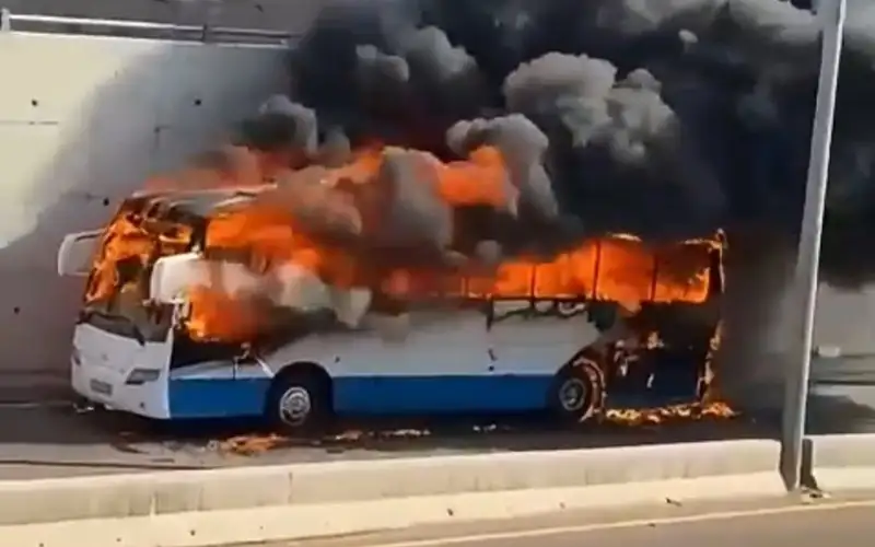 احتراق حافلة على طريق الشلالة في