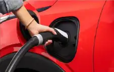 متى تشحن سيارتك الكهربائية إلى 100%