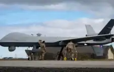 قائد القيادة المركstrongزيstrongة الأميركية يعرض على