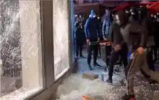 رب ضارة نافعة.. زجاج متجر فرنسي