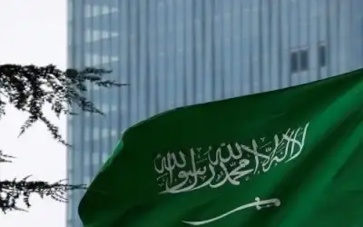 مطلوب دوليا وجاء للسلطة على دبابة