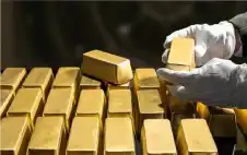 الذهب يتراجع ويتجه لتسجيل خسائر للشهر