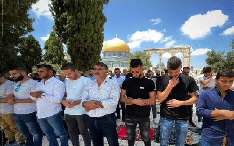 عشرات آلاف الفلسطينيين يؤدون صلاة الجمعة