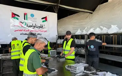 بالصور.. موظفو الأمانة يواصلون إضرابهم المفتوح