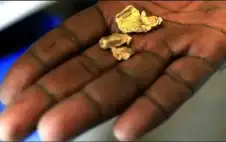 من يستخرج ويبيع ذهب السودان؟