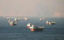 إيران: اشتعال النيران بناقلة بعد اصطدامها