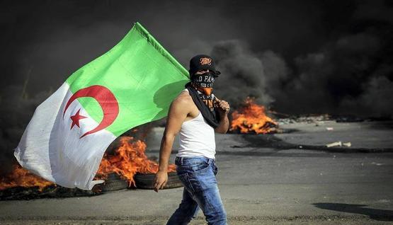 الجزائريــون يحتفلون بعلمهم في الانتفاضة الثلالثة
