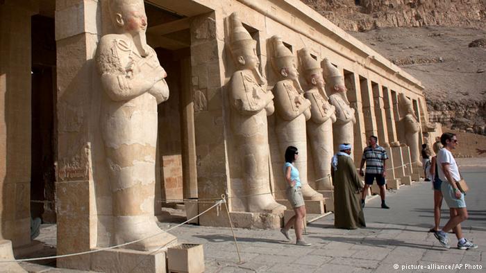 أحذية الفراعنة تطل على ميدان التحرير