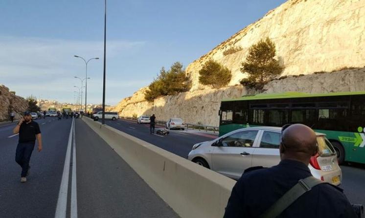 فلسطينية تصيب شرطي إسرائيلي بمحاولة تفجيرها