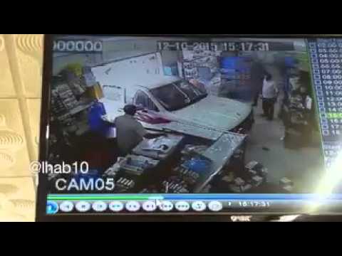 بالفيديو: سيارة تقتحم متجرا وتصدم طفلا