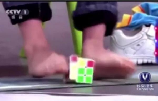 بالفيديو: صبي يحل مكعبي روبيك بيده