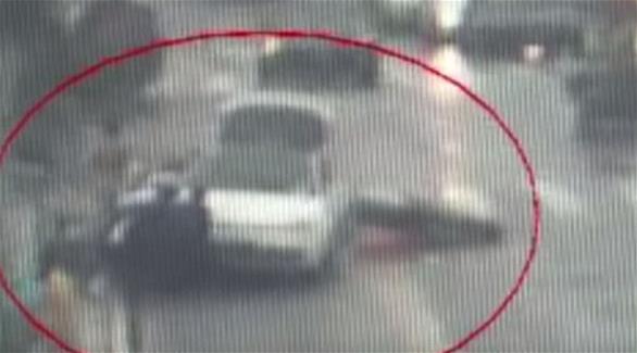 بالفيديو: مارة يرفعون سيارة لإنقاذ رجل