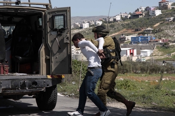 قوات الاحتلال تعتقل 50 فلسطينيا