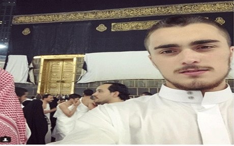 سيلفي لحفيد (الخميني) أمام الكعبة يثير