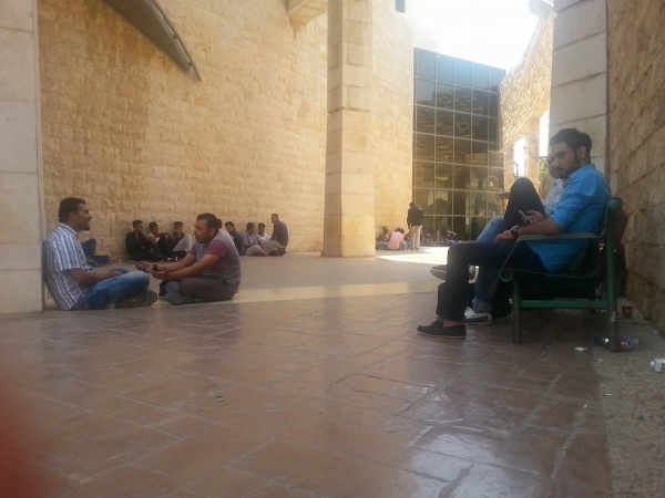 مكتبة جامعة اليرموك خالية من الطلبة