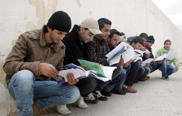 طلاب التوجيهي يستأنفون امتحاناتهم بموعدها المحدد