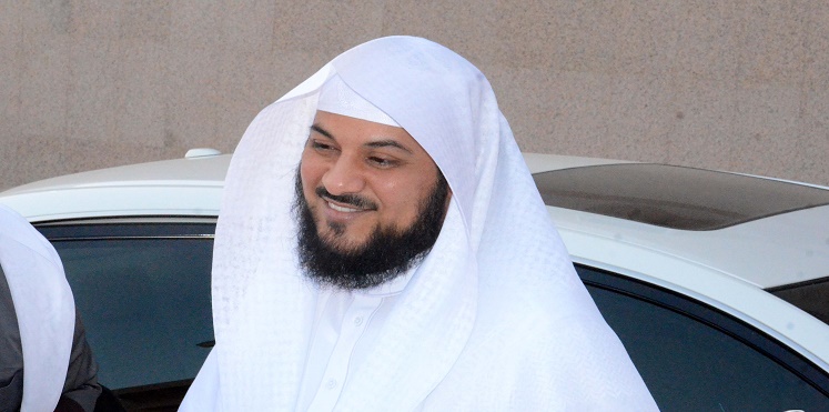 كاتب سعودي بارز يفتح النار على