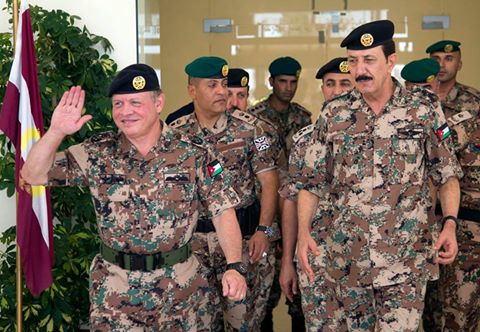 الملك يزور قيادة فرقة الملك عبدالله