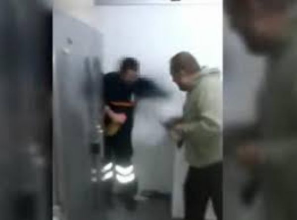 بالفيديو: إقالة شرطي مازح زميله بمسدس