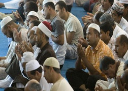 لوموند: احذروا.. اتهام المسلمين يخدم الإرهابيين