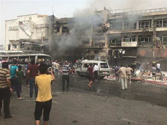 بالفيديو والصور.. مصرع 8 أشخاص وإصابة