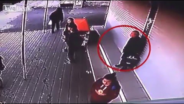 فيديو: لحظة وفاة رجل أثناء انتظار