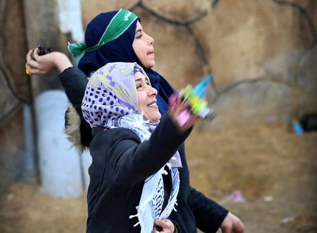 والدة الشهيد حسين ابو غوش تنثر