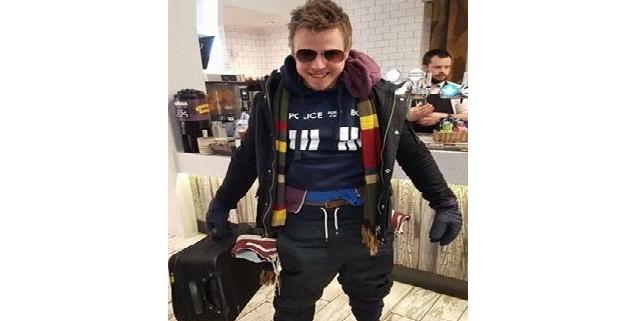 طالبته موظفة المطار بدفع 60 دولارا