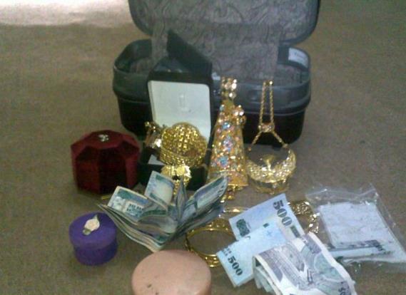 يعثر على حقيبة مليئة بالمجوهرات والأموال