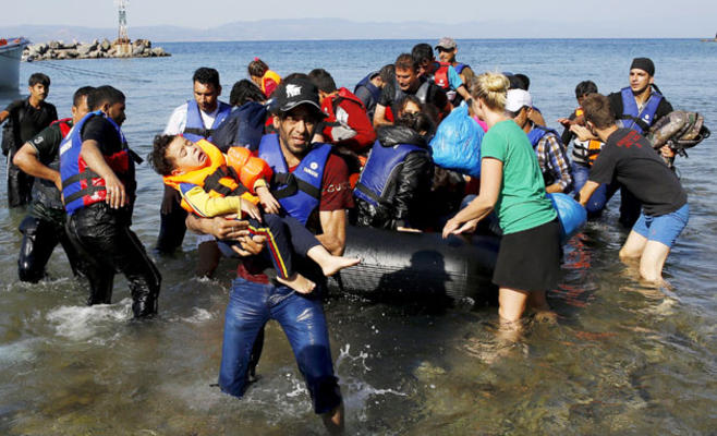مهاجرون سوريون غير شرعيين يتعلمون السباحة
