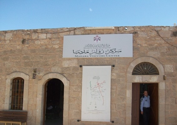 تجار في مأدبا يحتجون على نقل